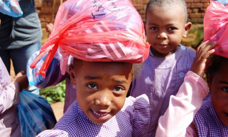 Proiect îmbrăcare 500 copii 2015