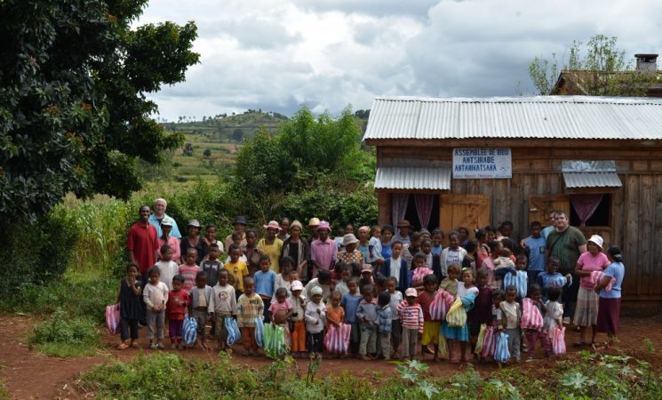 Proiect îmbrăcare 300 copii 2016