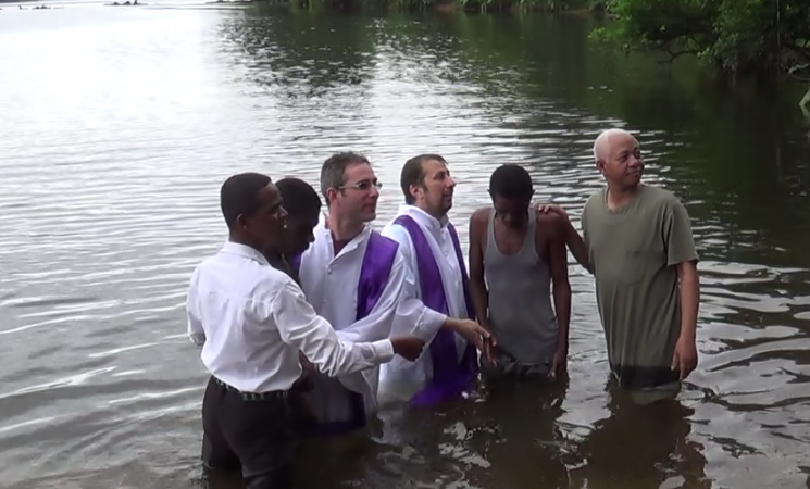 Botez în apă în junglă – în satul Mahazoarivo